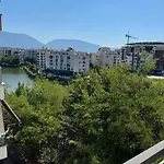 View * ティラナ